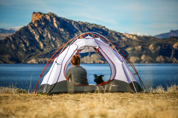 Quels sont les conseils pour un camping réussi en région de taïga avec des conditions climatiques variables?