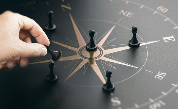 Comment s'orienter en camping sans boussole ni GPS en utilisant des repères naturels?